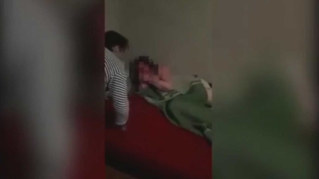 La policía rusa busca al hombre que dio una brutal paliza a su mujer y su amante