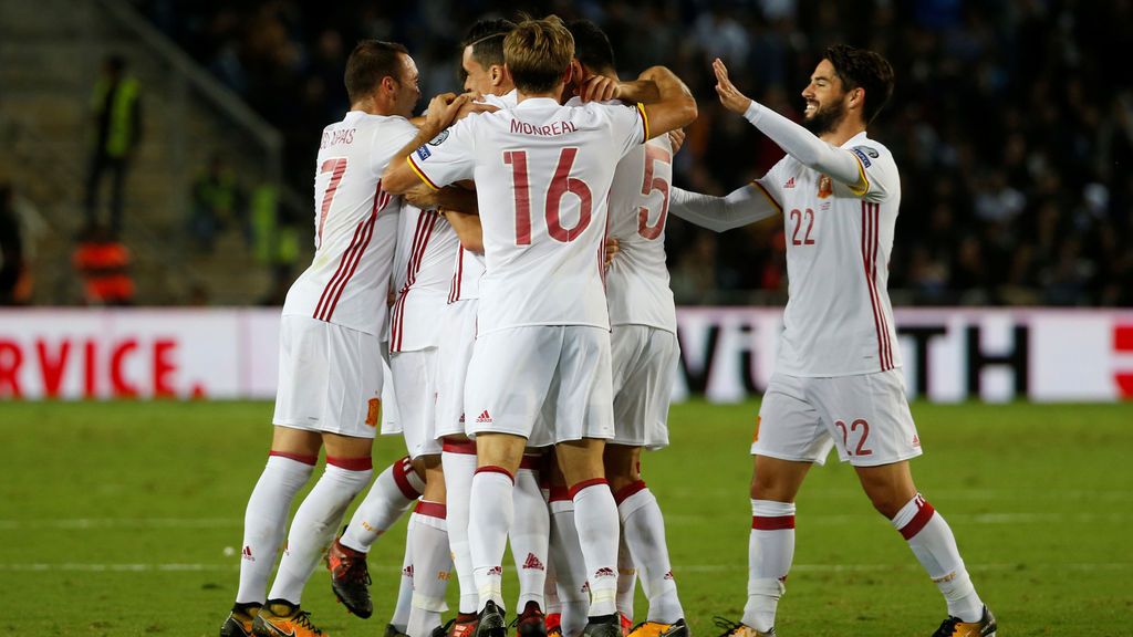 Lopetegui y los jugadores muestran su alegría por la clasificación para Rusia Lopetegui y los jugadores muestran su alegría por la clasificación para Rusia