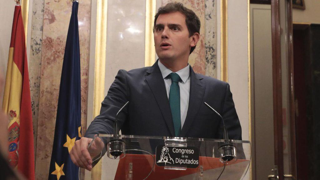 Rivera asegura que suspender la declaración de independencia es un "chantaje" de Puigdemont