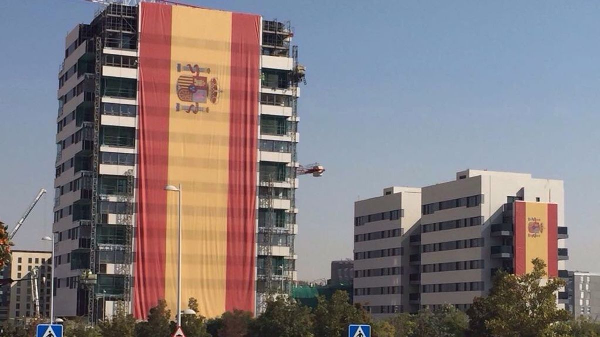 Una bandera de España de 731 metros cuadrados aparece colgada en un edificio de Madrid