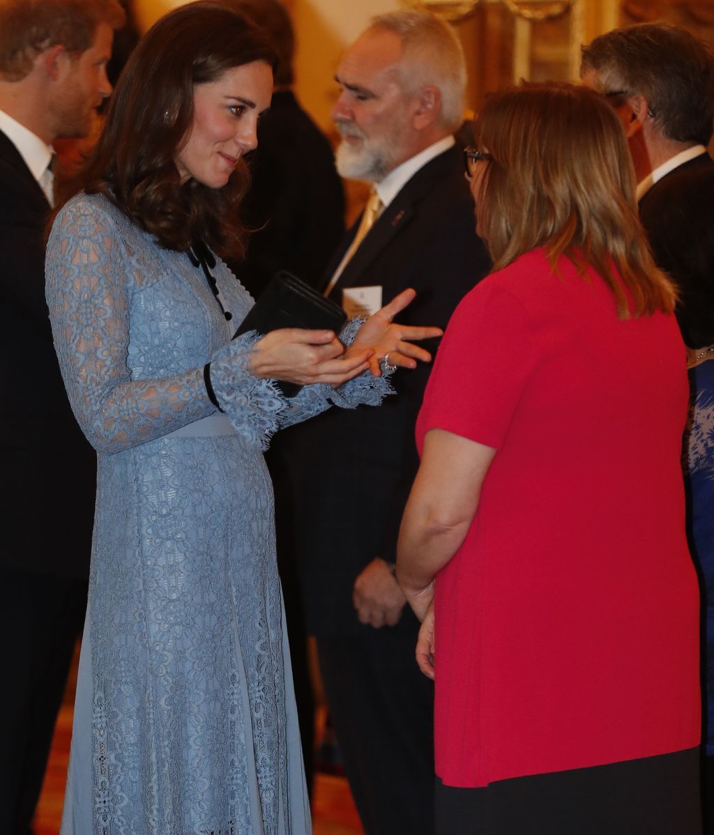 Luciendo tripita y con vestido de 1.000 euros: la primera aparición pública de Kate Middleton embarazada