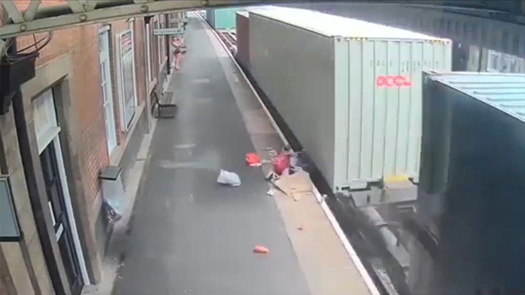 Un tren destroza el carrito de un bebé tras un descuido de la madre