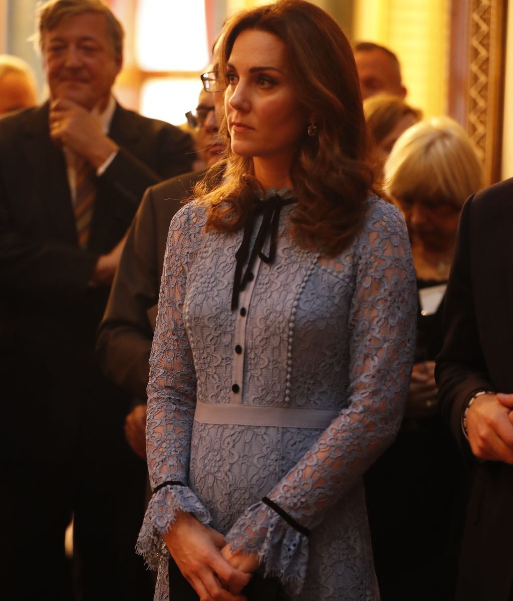 Luciendo tripita y con vestido de 1.000 euros: la primera aparición pública de Kate Middleton embarazada