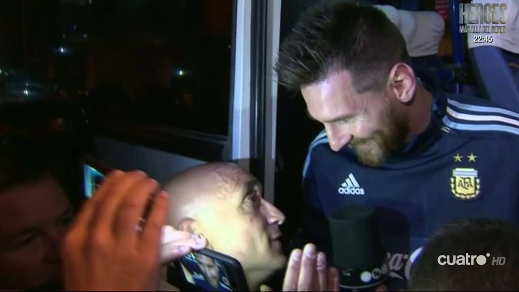La felicitación de un periodista argentino a Messi justo en el momento que subía al autobús