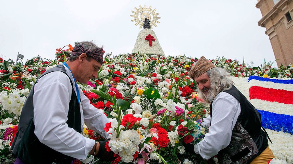 Miles de personas ofrecen sus ramos de flores a la Virgen del Pilar