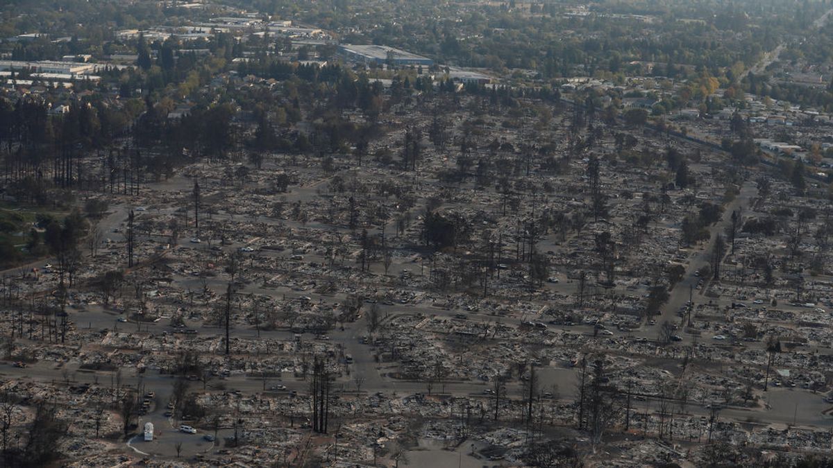 23 muertos y 20.000 evacuados por los incendios forestales en California