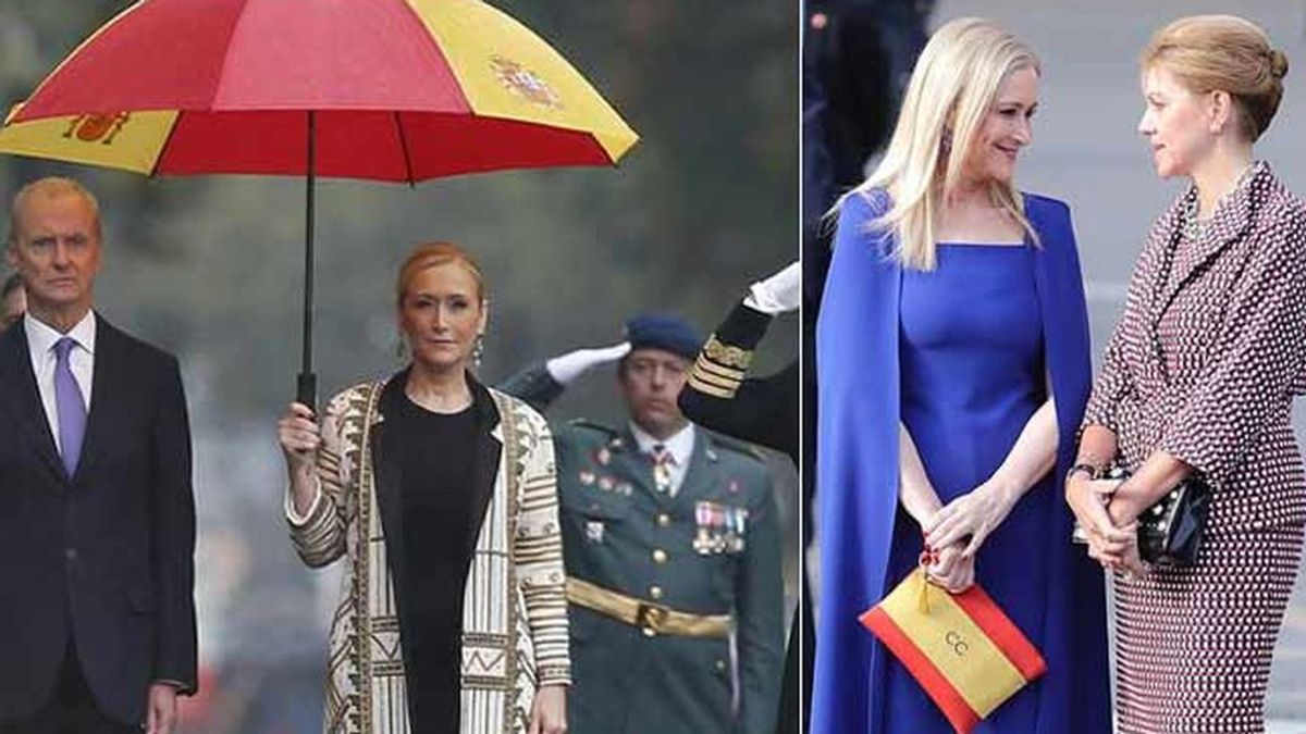 Cifuentes cambia el paraguas gigante del desfile del año pasado por un bolso con la bandera de España