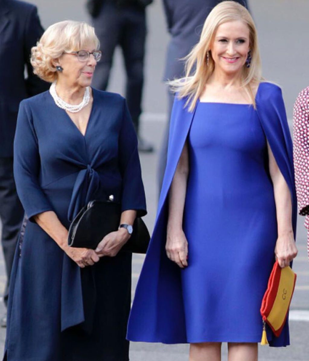 Letizia con un invernal Varela, Elena con la bandera a modo de foulard y más detalles del día de la Hispanidad, en fotos