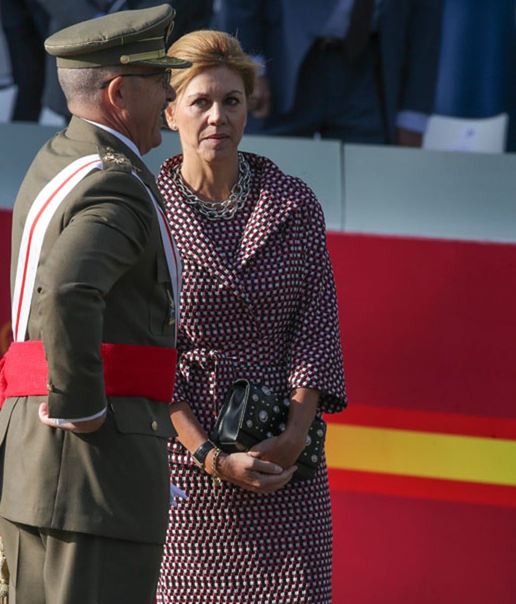 Letizia con un invernal Varela, Elena con la bandera a modo de foulard y más detalles del día de la Hispanidad, en fotos