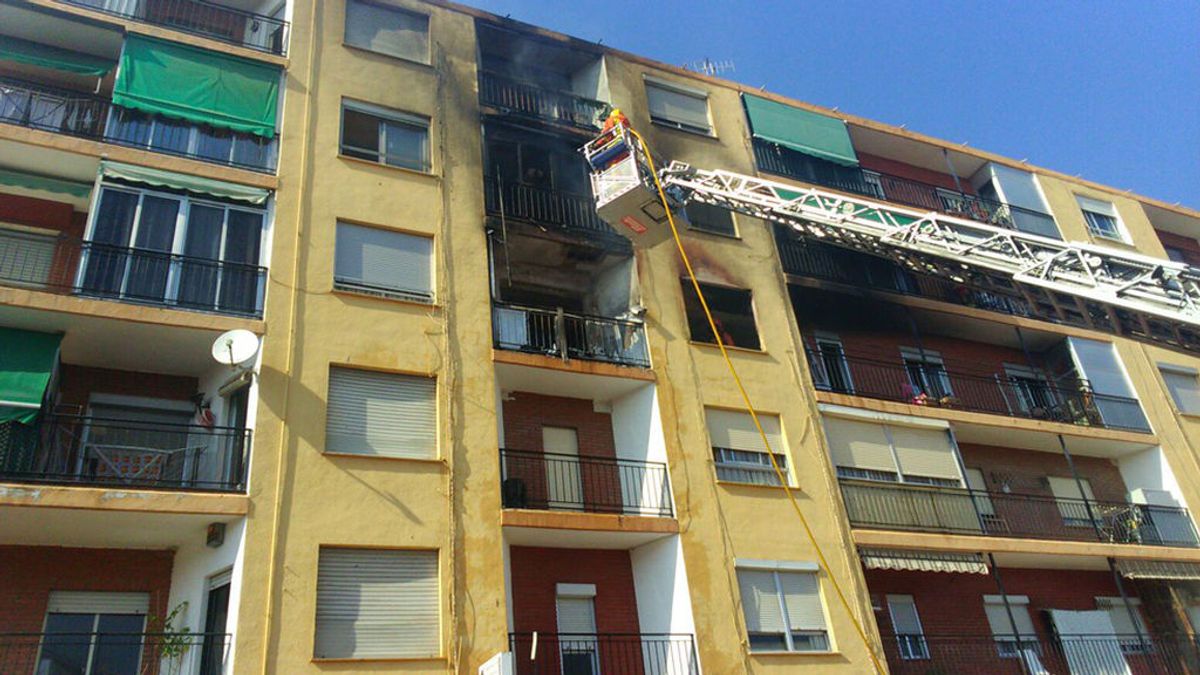 Un muerto y cuatro heridos en un terrible incendio en Puçol, Valencia