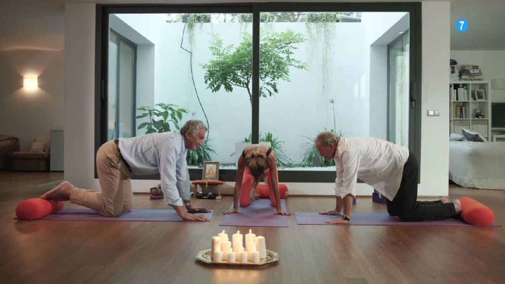 Ana Obregón y Fernando Romay practican yoga con Bertín en ‘Mi casa es la tuya’