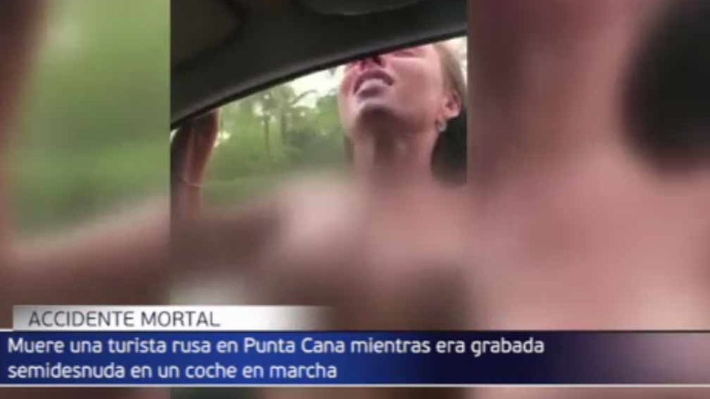 Semidesnuda y con medio cuerpo fuera del coche, muere tras golpearse con una señal