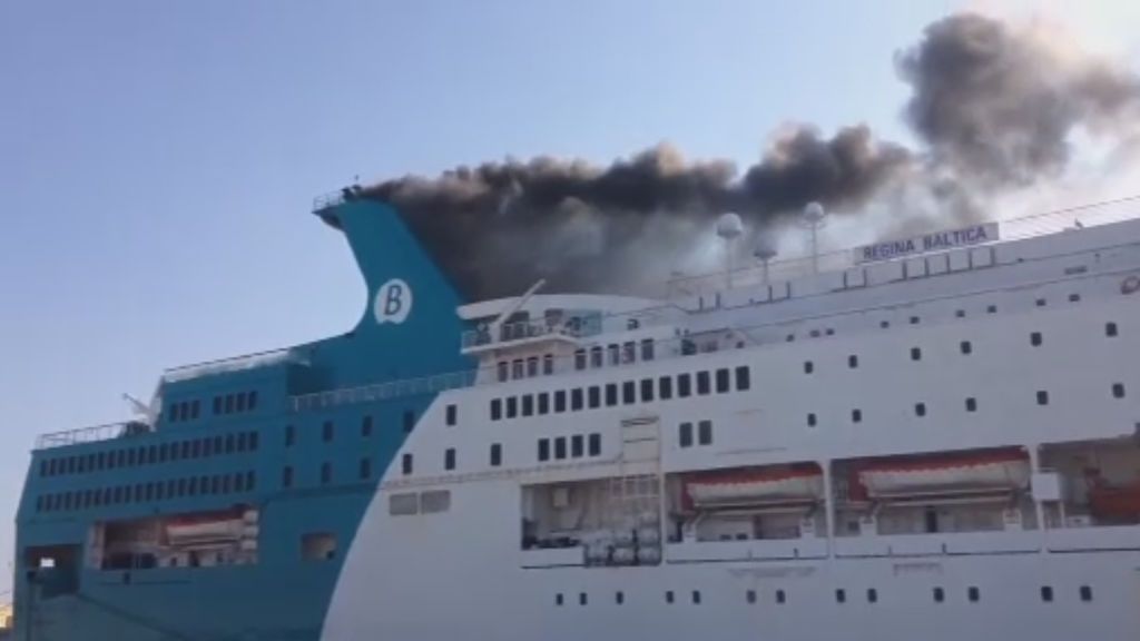 El incendio en un ferry en Valencia obliga a desalojar a 400 pasajeros