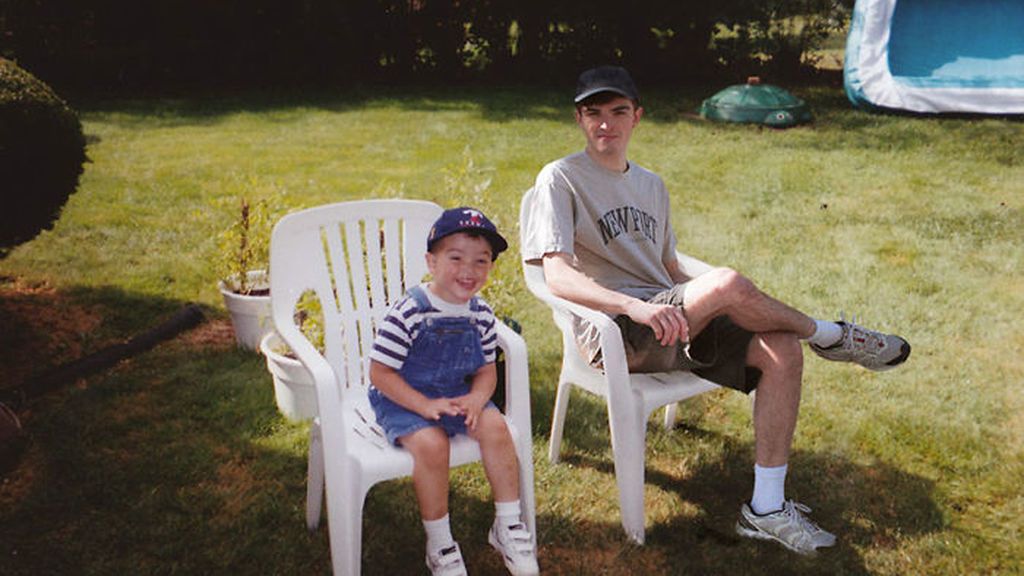 El joven toca la guitarra, el saxofón, el piano,y la batería y crea su propia música