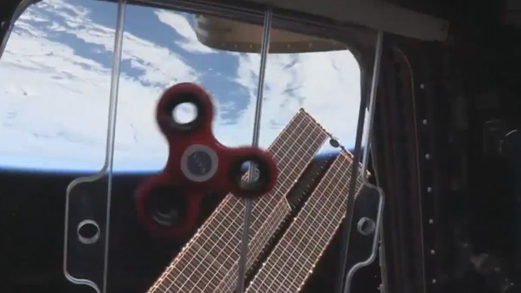 Astronautas muestran como gira un 'spinner' en gravedad cero