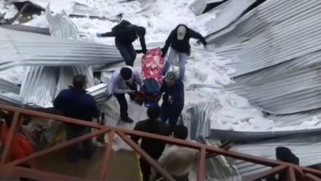 Mueren dos estudiantes en Bolivia al caerse el techo de un colegio por el temporal
