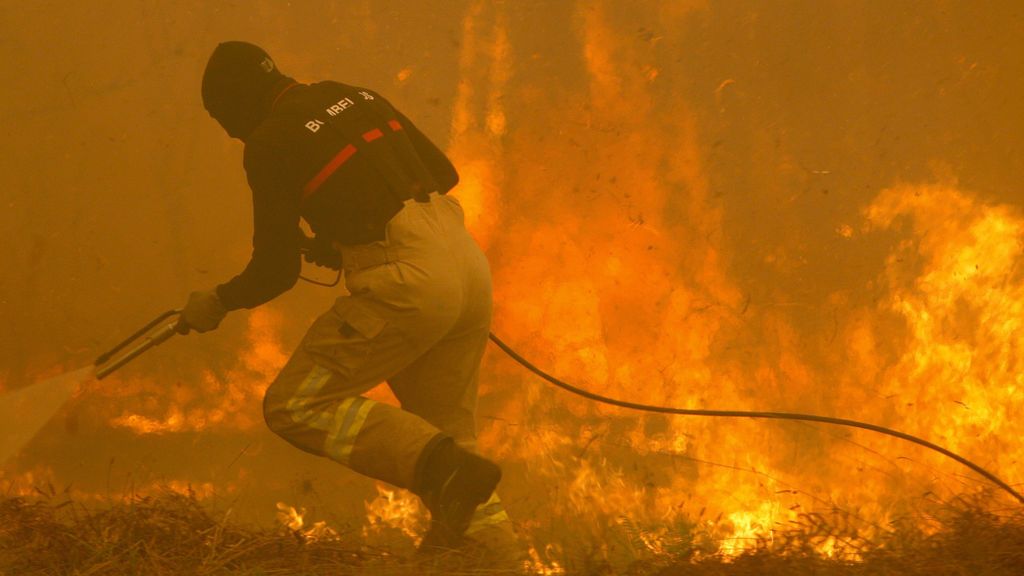 Los 80 incendios que azotan Galicia, en imágenes