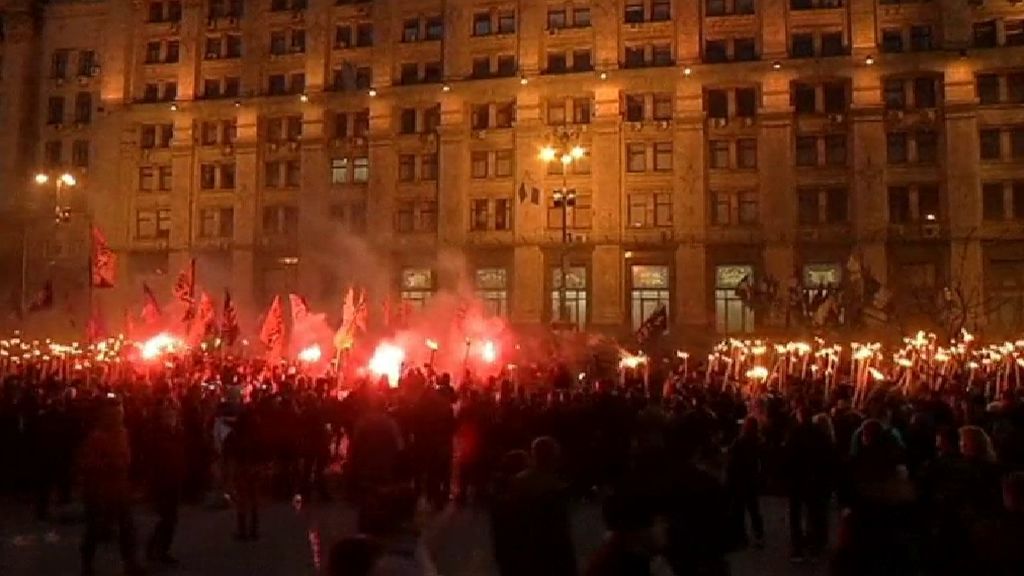 Miles de nacionalistas ucranianos marchan por las calles de Kiev