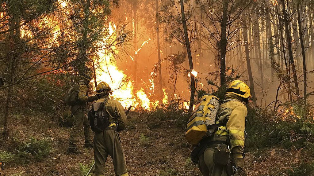Los 80 incendios que azotan Galicia, en imágenes