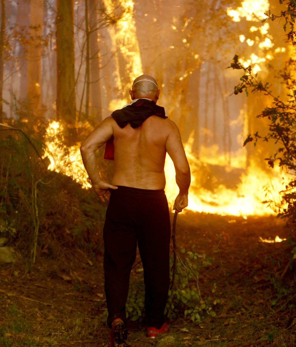 Los 80 incendios que azotan Galicia, en imágenes
