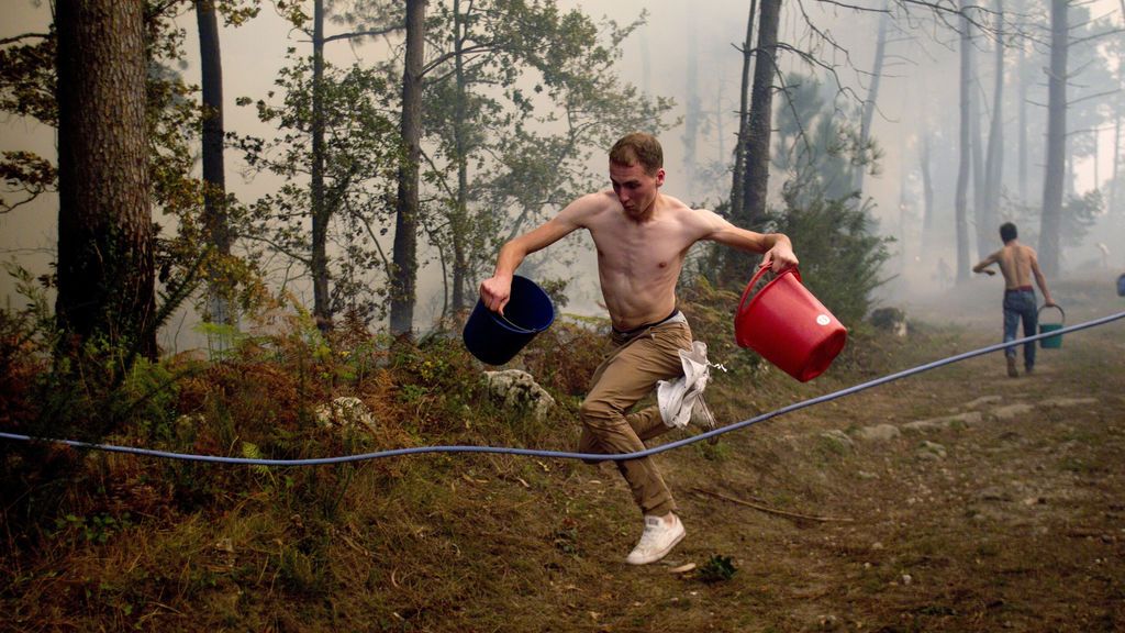 Los 80 incendios que azotan Galicia, en imágenes