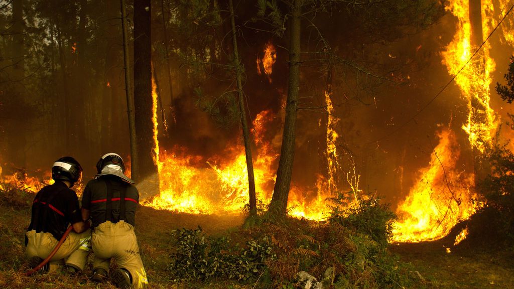 Los 80 incendios que azotan Galicia, en imágenes