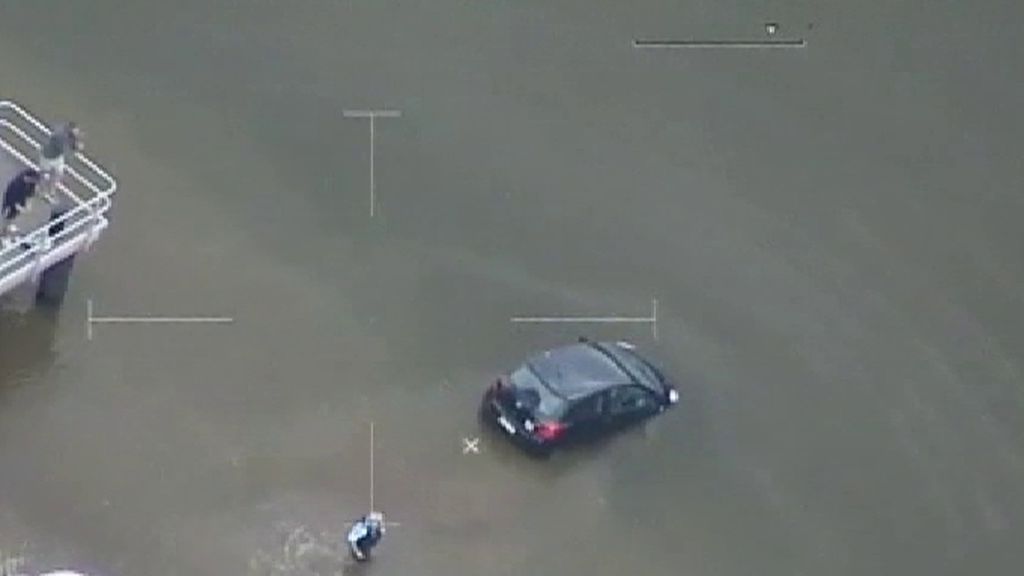 Rescate in extremis a una mujer del interior de un vehículo que se hundía