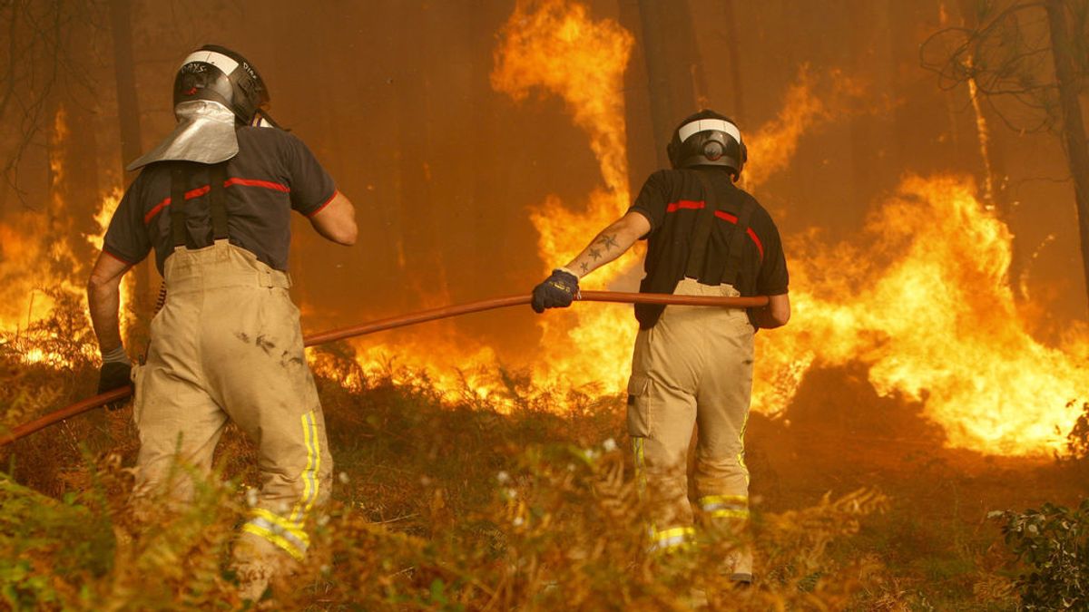 Los 80 incendios que azotan Galicia, en imágenes