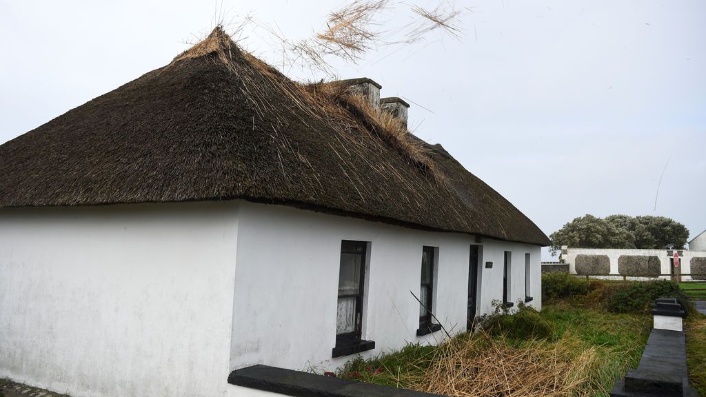 El tejado de una casa empieza a desprenderse debido a los fuertes vientos