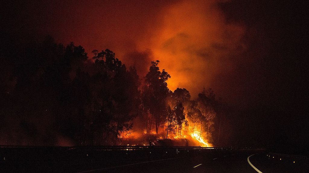 El terror de una pareja rodeada por las llamas en su coche: ¡Fuego, Dios esto es horrible!