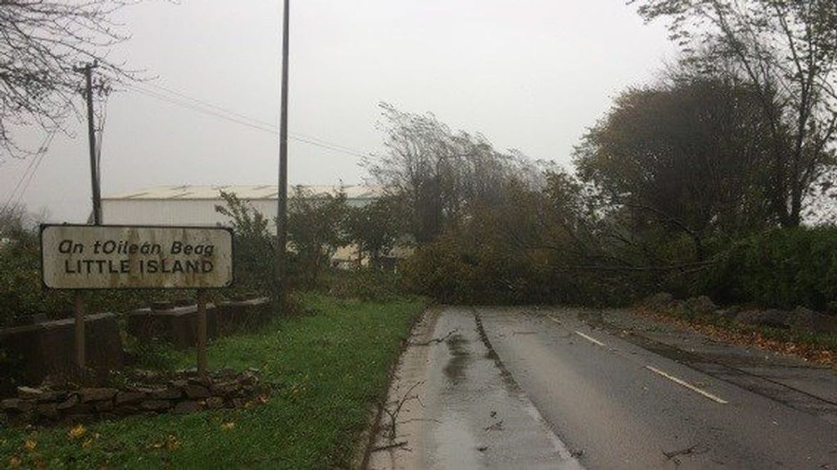 Una mujer muere en Irlanda por los fuertes vientos del huracán 'Ophelia'