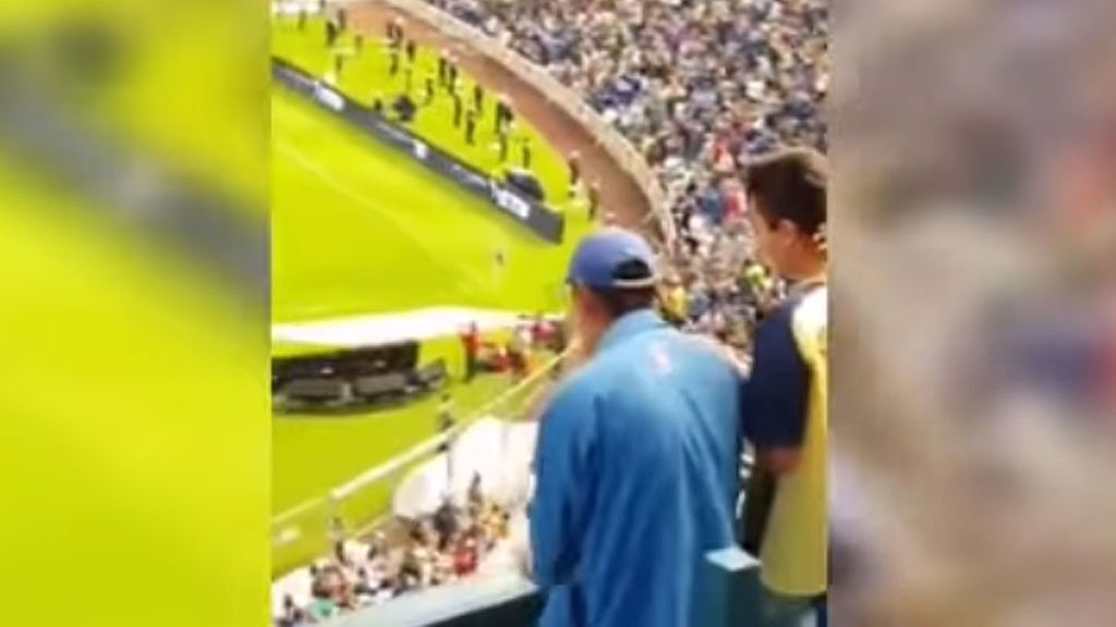 ¡Más hinchas como éste, por favor! Le narra un gol a un invidente del equipo rival y ésta es su reacción