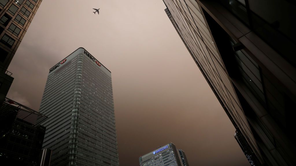 El cielo se torna negro a media tarde en Londres