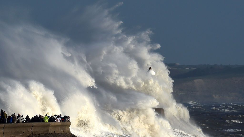 Grandes olas impactan contra un faro tras el paso de Ophelia