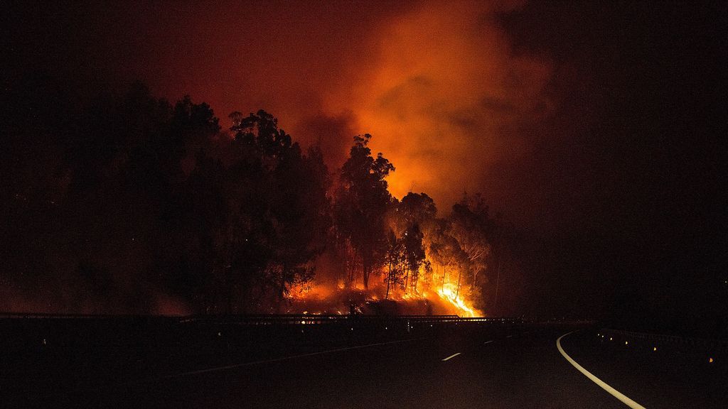 El terror de una pareja rodeada por las llamas en su coche: ¡Fuego, Dios esto es horrible!
