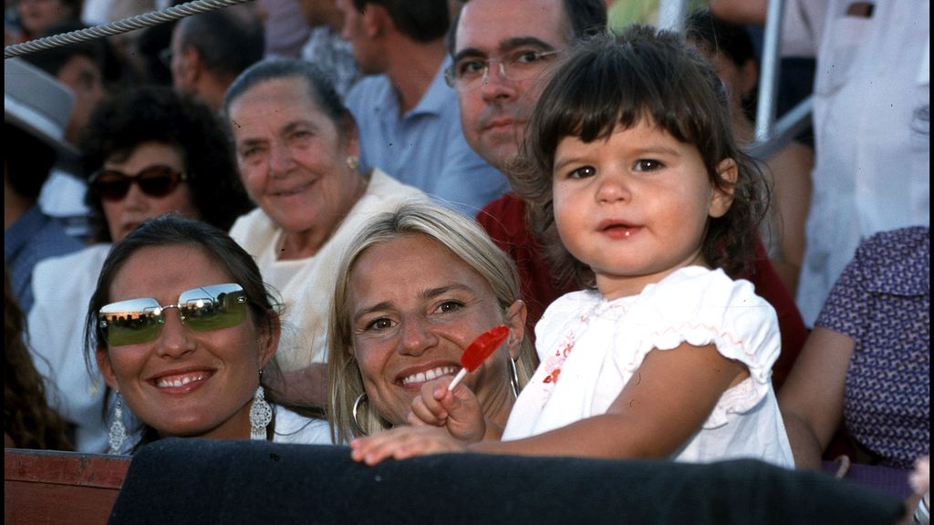 Tana Rivera, con dos años, viendo a su padre en el ruedo junto a su madre