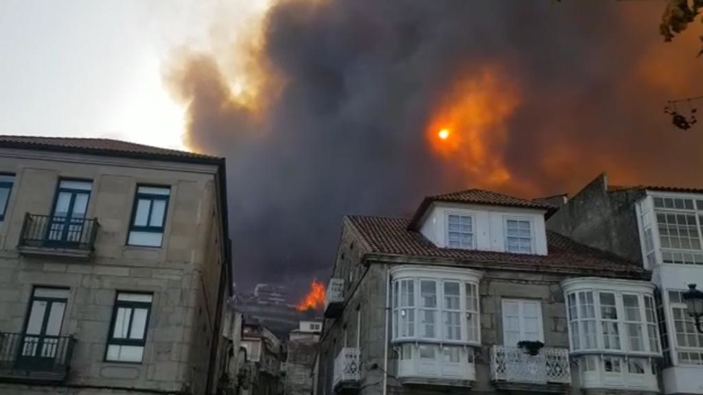 Las llamas en Baiona obligan a desalojar a 200 vecinos