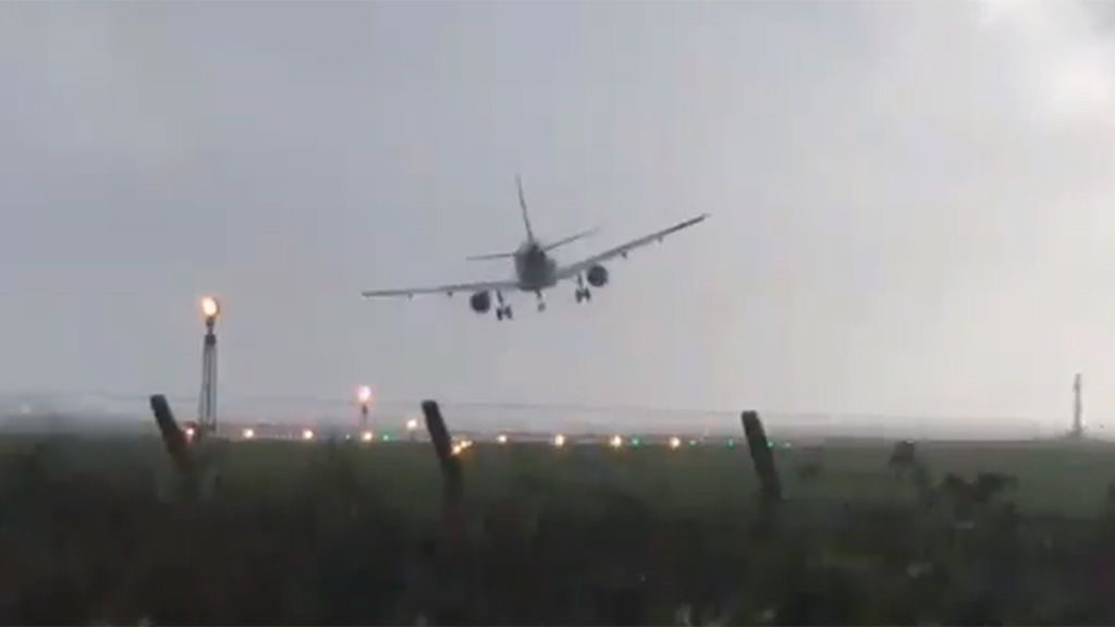 El arriesgado aterrizaje de un avión sacudido por el huracán Ophelia