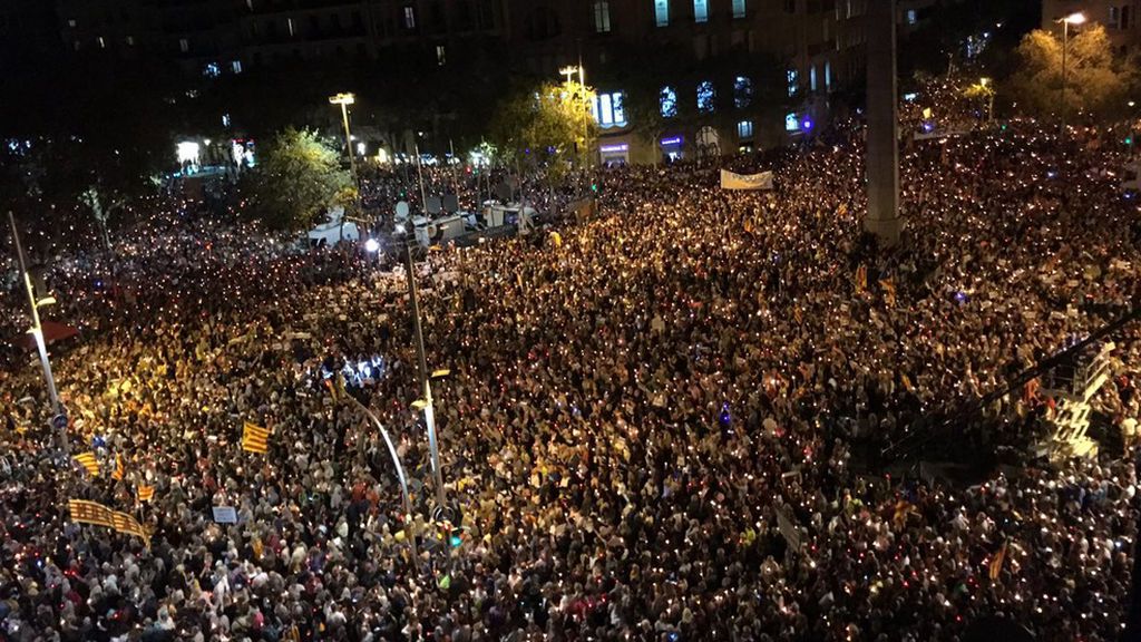 Multitudinaria concentración en Barcelona para pedir la libertad de Sànchez y Cuixart