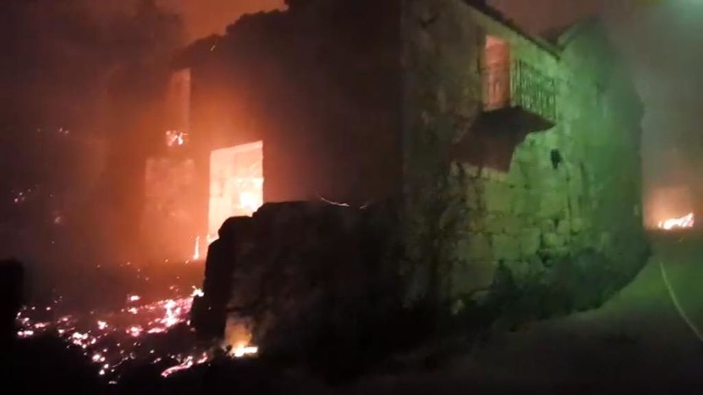 Treinta vecinos se salvan del fuego en Galicia refugiándose en la iglesia