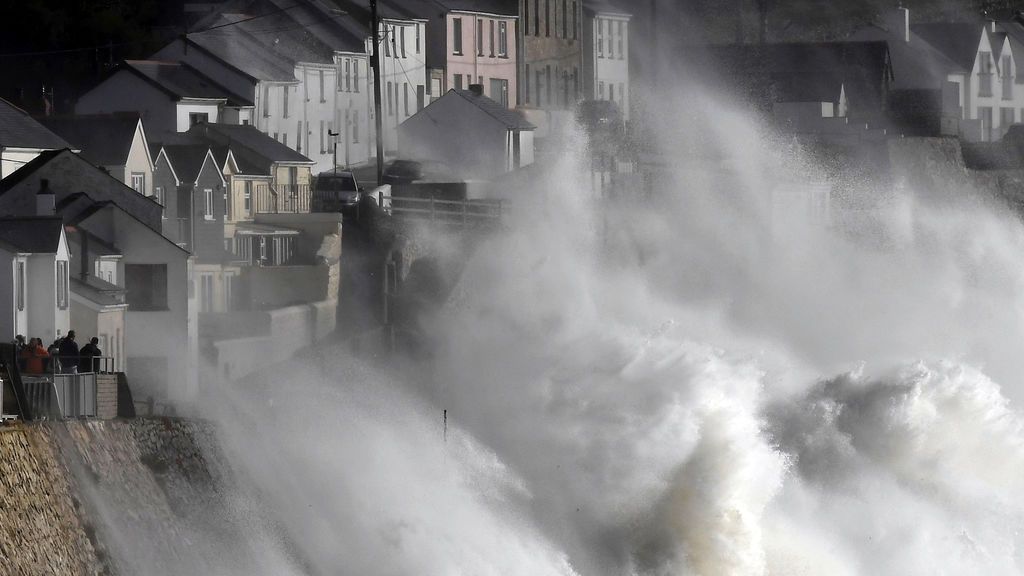 El huracán Ophelia deja tres muertos y una secuela de destrozos en Irlanda