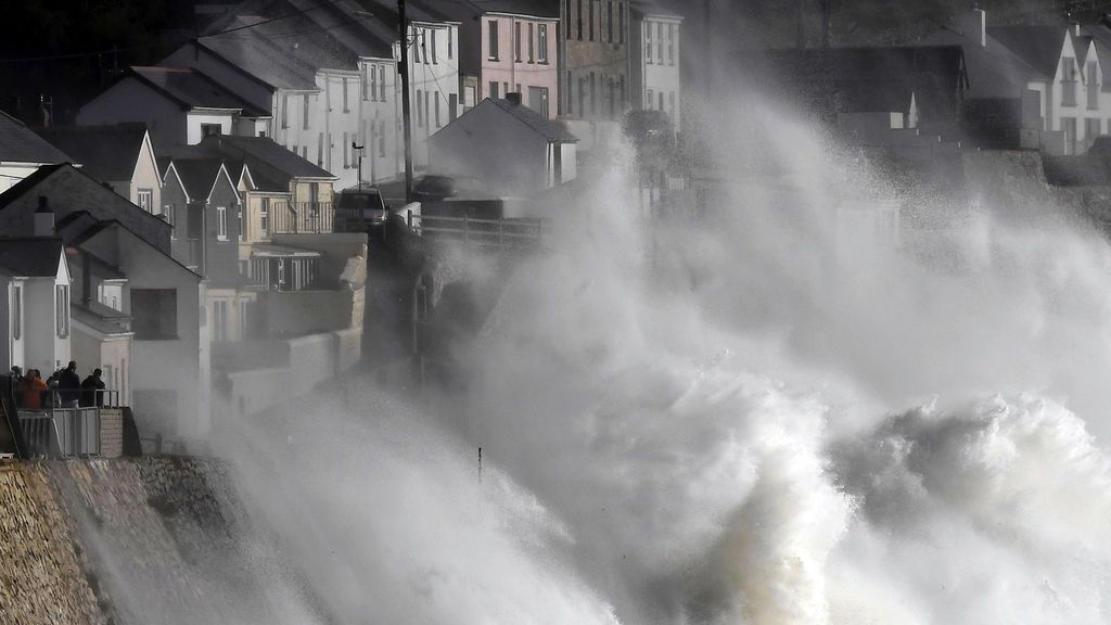 El huracán Ophelia deja tres muertos y una secuela de destrozos en Irlanda