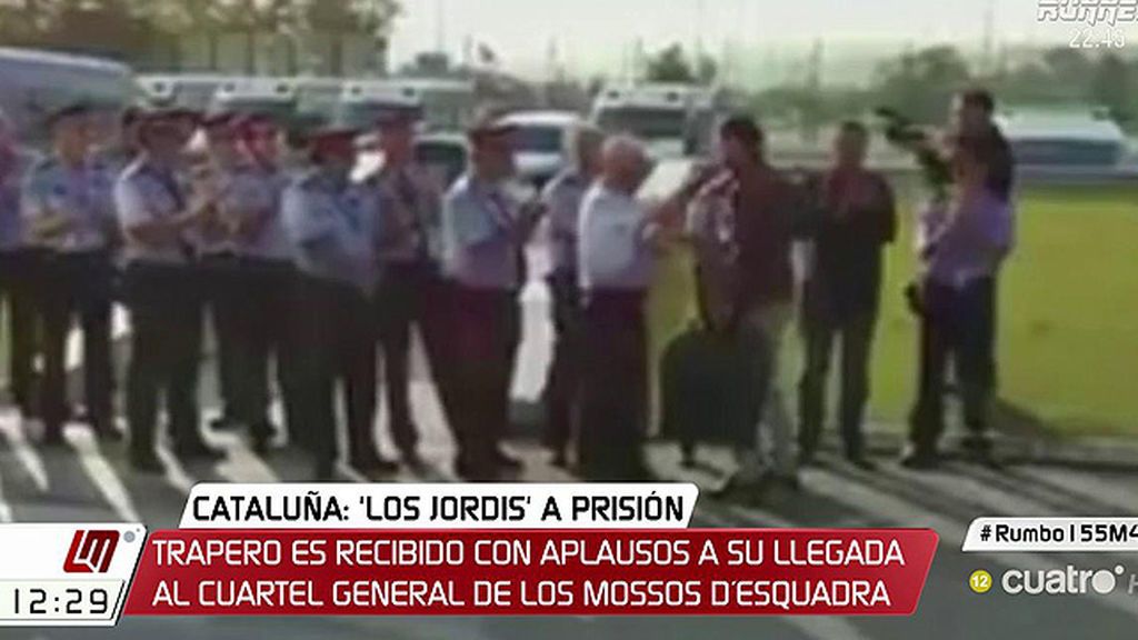 Trapero es recibido entre aplausos a su llegada al cuartel general de los Mossos