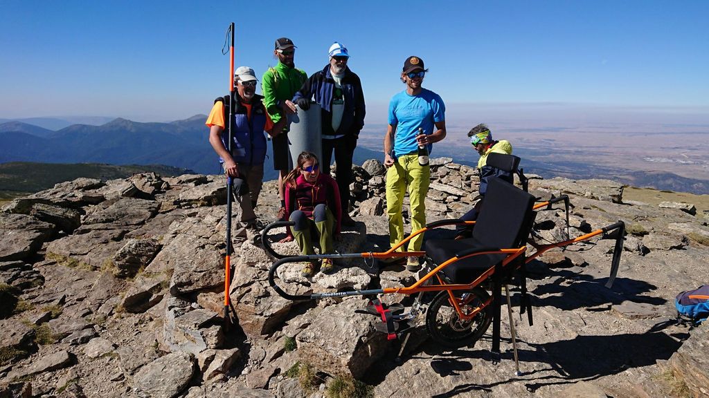 Un atleta sufre un ictus y nueve años después sus amigos le suben en silla de ruedas a su montaña favorita