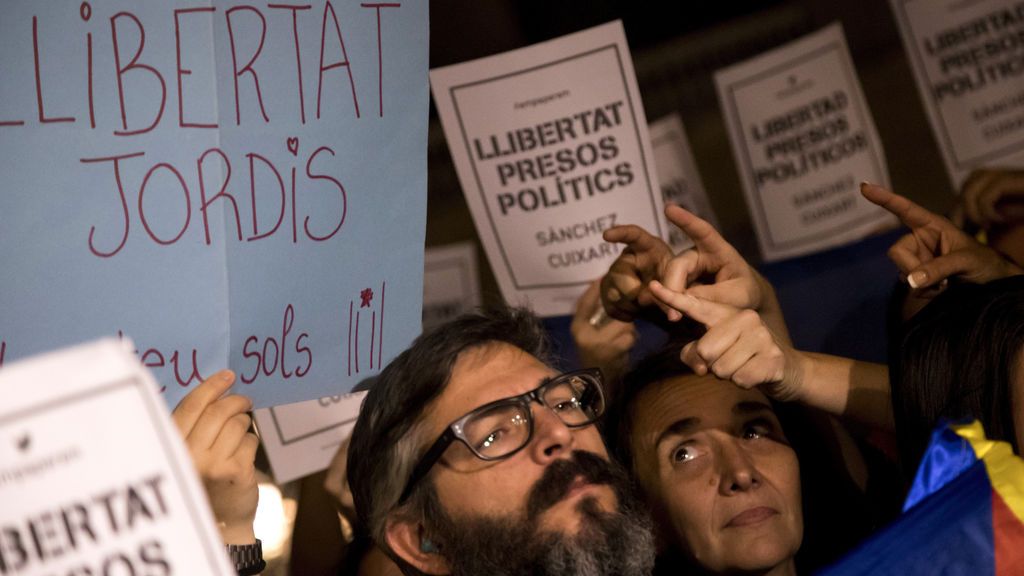 Los independentistas se manifiestan contra el envío a prisión de Sánchez y Cuixart