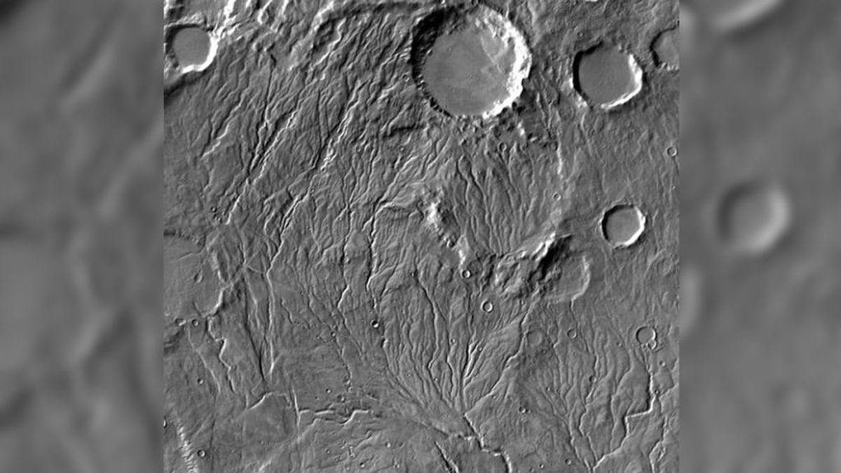 El agua pudo fluir por la superficie congelada del antiguo Marte