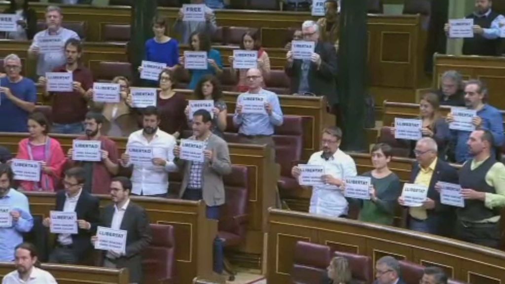 Varios diputados muestran carteles que piden "libertad para los presos políticos"