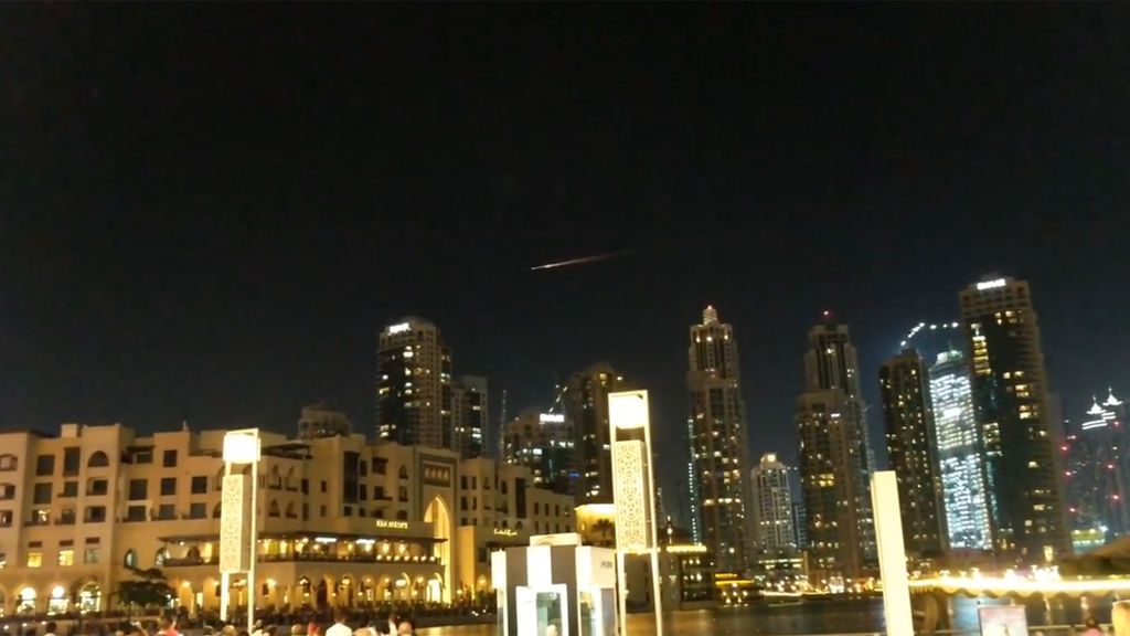 El cielo de Dubái, iluminado por un desconcertante haz de luz: ¿Es un meteorito o un ovni?