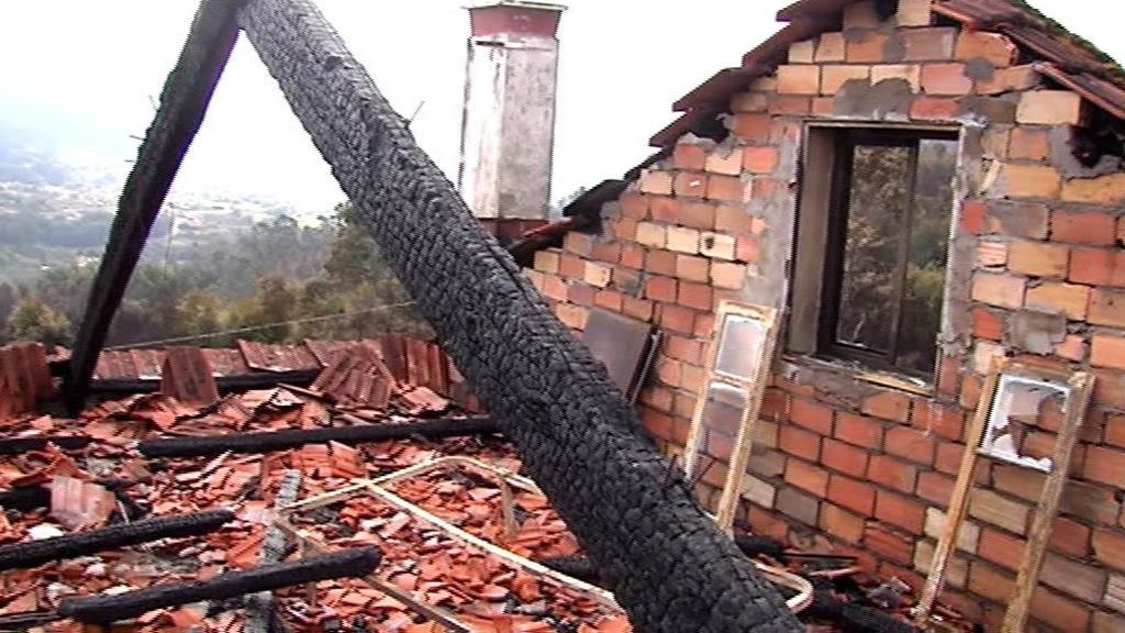 El fuego en Galicia deja a varias familias en la calle tras arrasar con sus casas