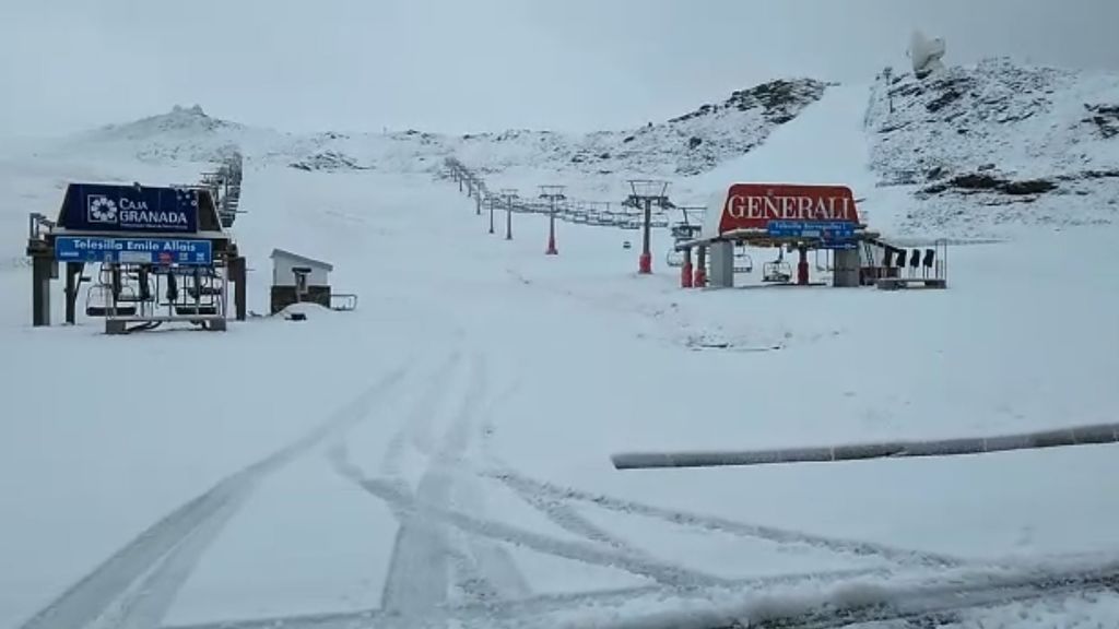 Sierra Nevada registra la primera nevada de la temporada acumulando 10 centímetros de nieve